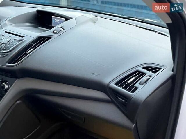 Форд Эскейп 2015 в Киеве на Automoto.ua Белый Форд Эскейп, объемом двигателя 2.5 л и пробегом 156 тыс. км за 10900 $, фото 25 на Automoto.ua