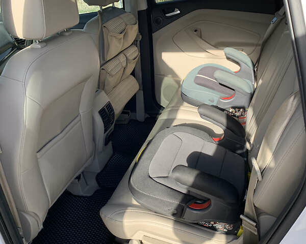 Форд Эскейп 2015 в Дубно на Automoto.ua Белый Форд Эскейп, объемом двигателя 2 л и пробегом 123 тыс. км за 13700 $, фото 9 на Automoto.ua