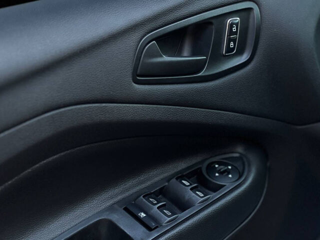 Белый Форд Эскейп, объемом двигателя 2.5 л и пробегом 117 тыс. км за 12000 $, фото 6 на Automoto.ua