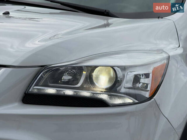 Белый Форд Эскейп, объемом двигателя 2 л и пробегом 179 тыс. км за 12600 $, фото 15 на Automoto.ua