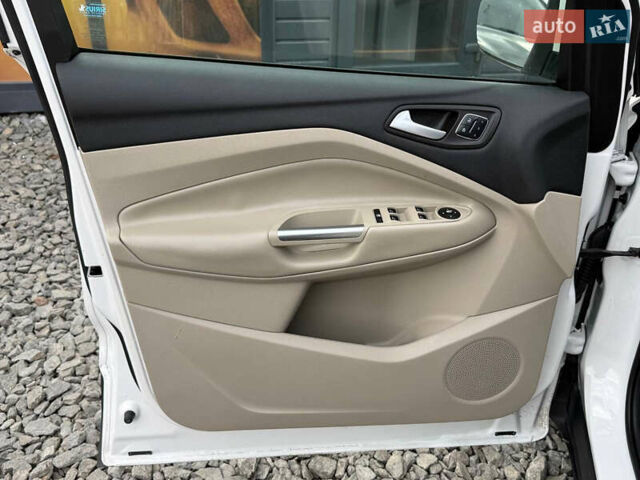 Белый Форд Эскейп, объемом двигателя 2 л и пробегом 179 тыс. км за 12600 $, фото 56 на Automoto.ua