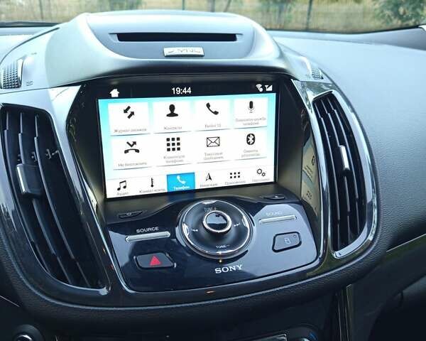 Белый Форд Эскейп, объемом двигателя 2 л и пробегом 130 тыс. км за 13700 $, фото 3 на Automoto.ua