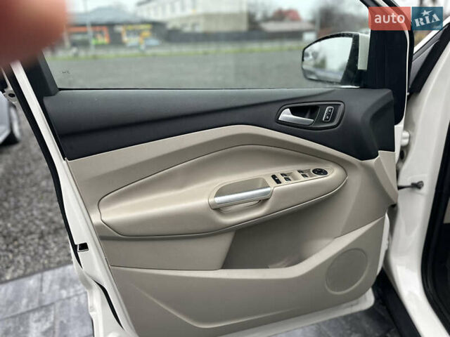 Белый Форд Эскейп, объемом двигателя 2 л и пробегом 183 тыс. км за 11800 $, фото 22 на Automoto.ua