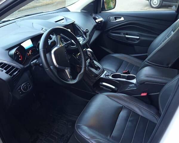 Белый Форд Эскейп, объемом двигателя 2 л и пробегом 130 тыс. км за 13700 $, фото 2 на Automoto.ua