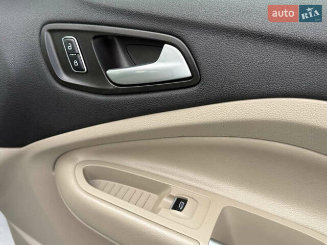 Белый Форд Эскейп, объемом двигателя 2 л и пробегом 179 тыс. км за 12600 $, фото 41 на Automoto.ua