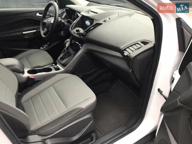 Белый Форд Эскейп, объемом двигателя 2 л и пробегом 185 тыс. км за 12800 $, фото 7 на Automoto.ua