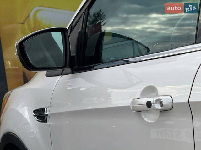 Белый Форд Эскейп, объемом двигателя 2 л и пробегом 179 тыс. км за 12600 $, фото 21 на Automoto.ua