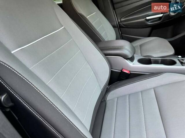 Белый Форд Эскейп, объемом двигателя 2 л и пробегом 140 тыс. км за 11400 $, фото 60 на Automoto.ua