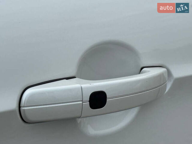 Белый Форд Эскейп, объемом двигателя 2 л и пробегом 179 тыс. км за 12600 $, фото 31 на Automoto.ua