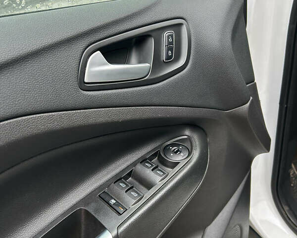 Белый Форд Эскейп, объемом двигателя 1.6 л и пробегом 170 тыс. км за 10350 $, фото 8 на Automoto.ua