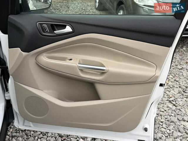 Белый Форд Эскейп, объемом двигателя 2 л и пробегом 179 тыс. км за 12600 $, фото 40 на Automoto.ua