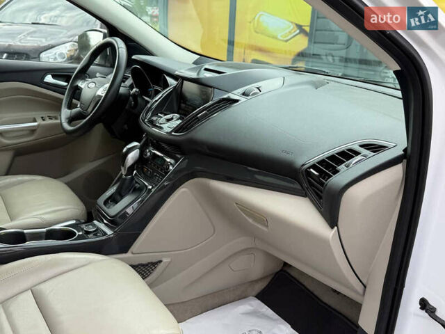 Белый Форд Эскейп, объемом двигателя 2 л и пробегом 179 тыс. км за 12600 $, фото 39 на Automoto.ua