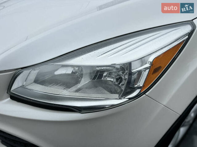 Белый Форд Эскейп, объемом двигателя 2 л и пробегом 183 тыс. км за 11800 $, фото 7 на Automoto.ua