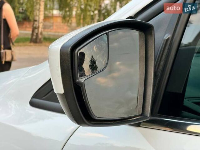 Белый Форд Эскейп, объемом двигателя 2 л и пробегом 140 тыс. км за 11400 $, фото 8 на Automoto.ua