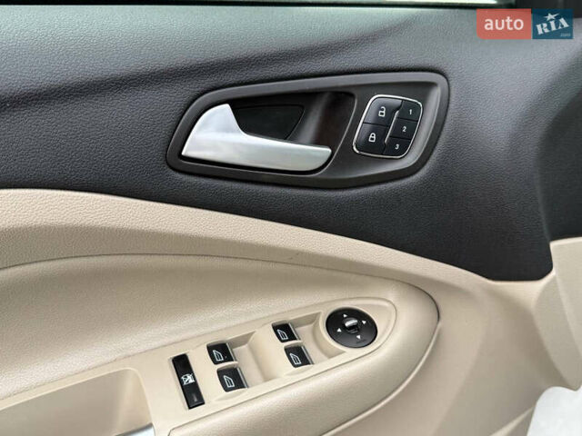 Белый Форд Эскейп, объемом двигателя 2 л и пробегом 179 тыс. км за 12600 $, фото 57 на Automoto.ua