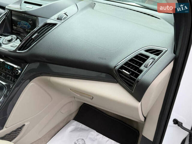 Белый Форд Эскейп, объемом двигателя 2 л и пробегом 179 тыс. км за 12600 $, фото 38 на Automoto.ua