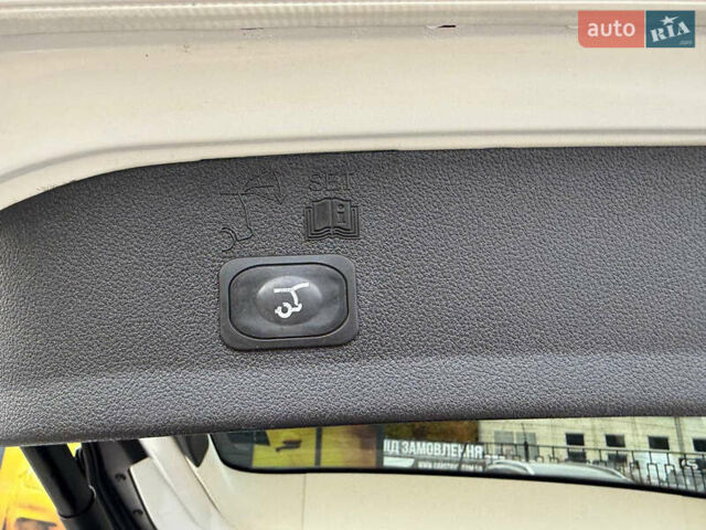 Белый Форд Эскейп, объемом двигателя 2 л и пробегом 179 тыс. км за 12600 $, фото 52 на Automoto.ua