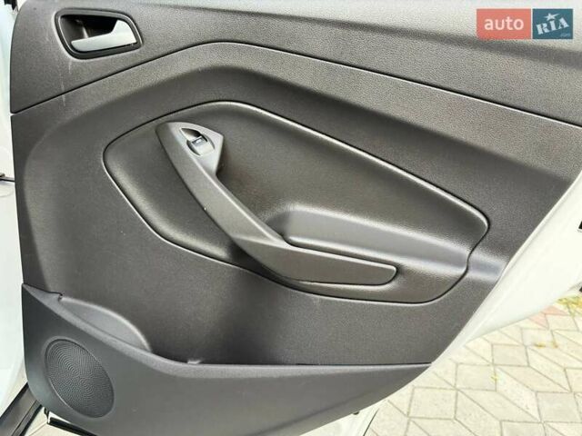 Белый Форд Эскейп, объемом двигателя 2 л и пробегом 140 тыс. км за 11400 $, фото 47 на Automoto.ua