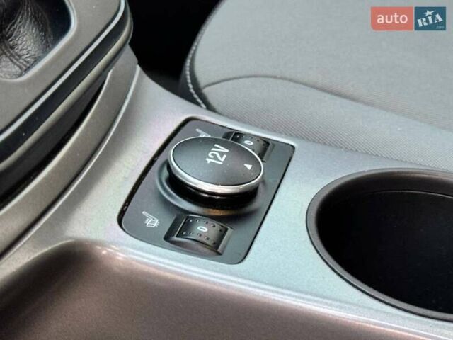 Белый Форд Эскейп, объемом двигателя 2 л и пробегом 140 тыс. км за 11400 $, фото 31 на Automoto.ua