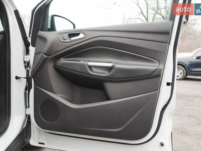 Белый Форд Эскейп, объемом двигателя 2 л и пробегом 180 тыс. км за 11600 $, фото 36 на Automoto.ua