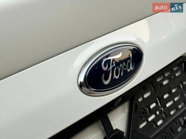 Белый Форд Эскейп, объемом двигателя 2 л и пробегом 140 тыс. км за 11400 $, фото 15 на Automoto.ua