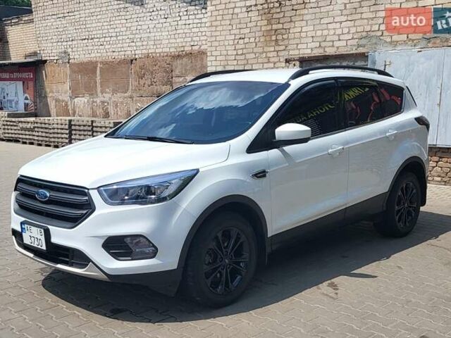 Белый Форд Эскейп, объемом двигателя 1.5 л и пробегом 137 тыс. км за 13700 $, фото 2 на Automoto.ua