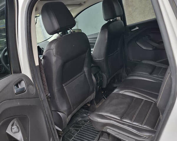 Белый Форд Эскейп, объемом двигателя 2 л и пробегом 180 тыс. км за 12000 $, фото 4 на Automoto.ua