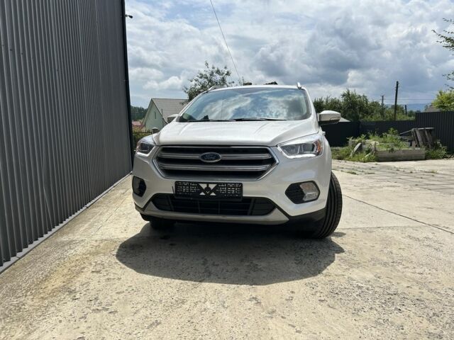 Белый Форд Эскейп, объемом двигателя 2 л и пробегом 216 тыс. км за 11900 $, фото 3 на Automoto.ua