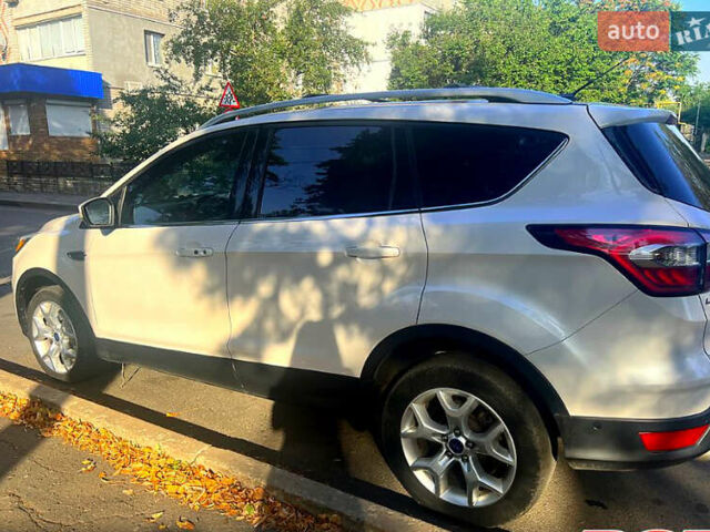 Белый Форд Эскейп, объемом двигателя 2 л и пробегом 181 тыс. км за 12400 $, фото 1 на Automoto.ua