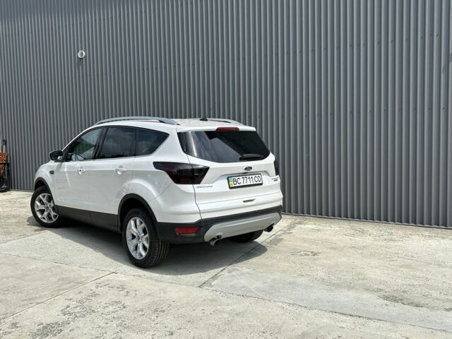 Белый Форд Эскейп, объемом двигателя 2 л и пробегом 216 тыс. км за 11900 $, фото 2 на Automoto.ua