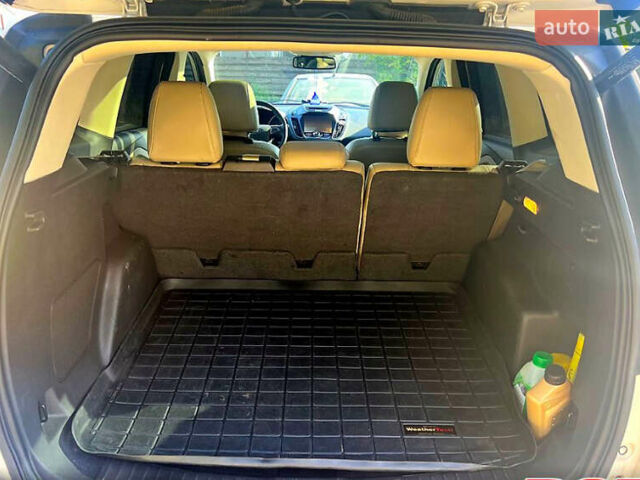 Белый Форд Эскейп, объемом двигателя 2 л и пробегом 181 тыс. км за 12400 $, фото 8 на Automoto.ua