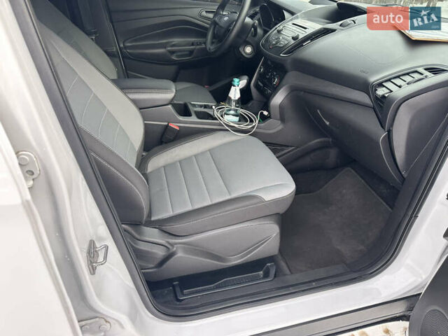 Белый Форд Эскейп, объемом двигателя 2.5 л и пробегом 312 тыс. км за 10500 $, фото 11 на Automoto.ua