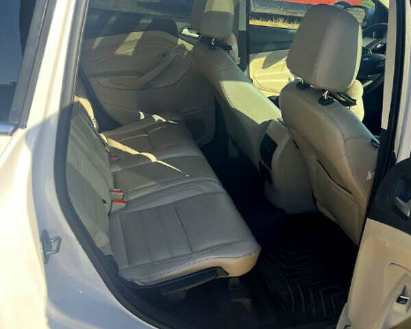 Белый Форд Эскейп, объемом двигателя 2 л и пробегом 181 тыс. км за 12400 $, фото 7 на Automoto.ua