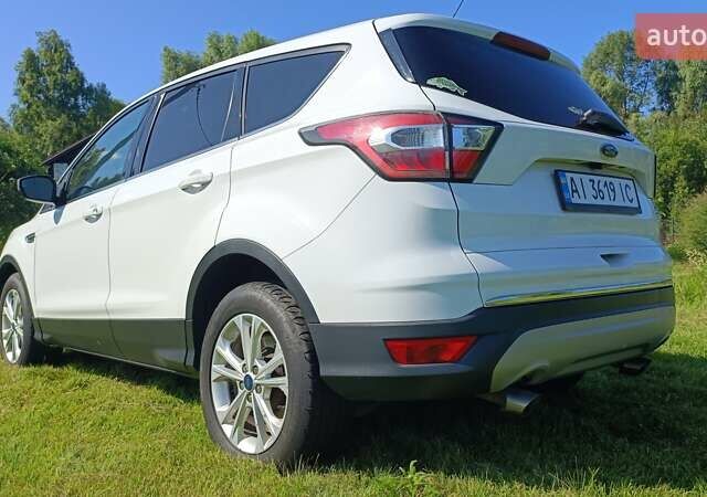 Белый Форд Эскейп, объемом двигателя 2 л и пробегом 175 тыс. км за 14500 $, фото 6 на Automoto.ua