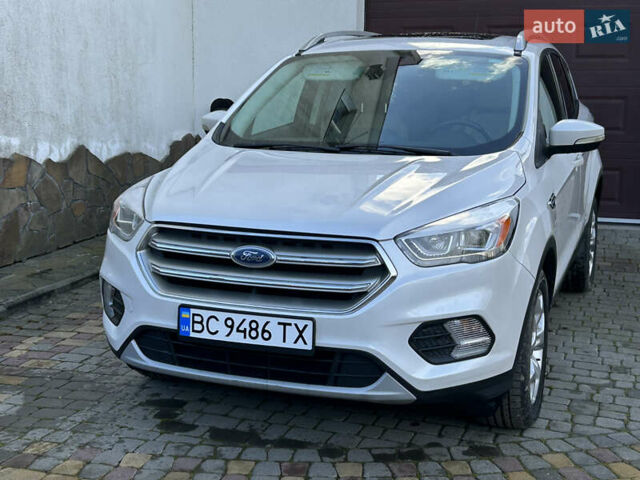 Белый Форд Эскейп, объемом двигателя 2 л и пробегом 217 тыс. км за 11900 $, фото 19 на Automoto.ua
