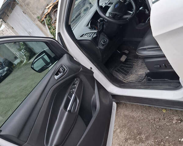 Белый Форд Эскейп, объемом двигателя 2 л и пробегом 180 тыс. км за 12000 $, фото 3 на Automoto.ua