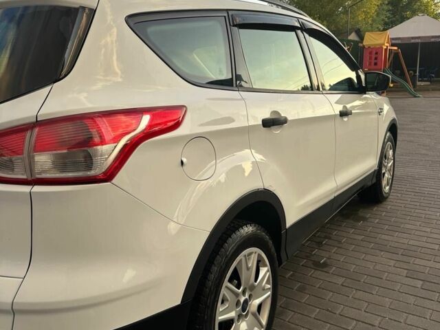 Белый Форд Эскейп, объемом двигателя 2.5 л и пробегом 240 тыс. км за 9800 $, фото 5 на Automoto.ua