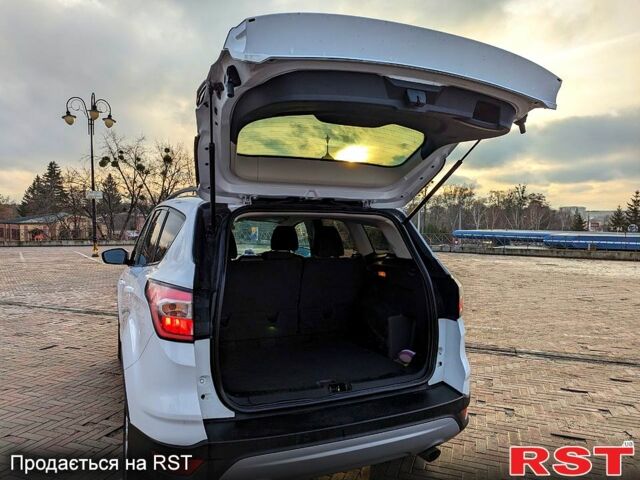 Форд Эскейп 2016 в Харькове на Automoto.ua Белый Форд Эскейп, объемом двигателя 1.5 л и пробегом 178 тыс. км за 11000 $, фото 3 на Automoto.ua