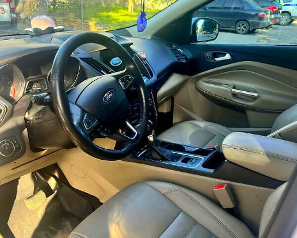 Белый Форд Эскейп, объемом двигателя 2 л и пробегом 181 тыс. км за 12400 $, фото 5 на Automoto.ua