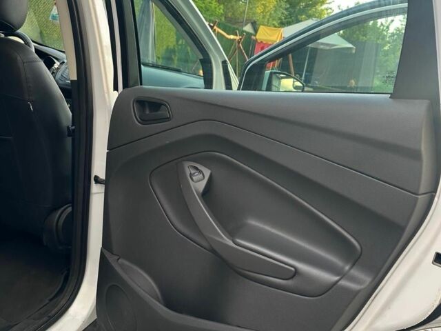 Белый Форд Эскейп, объемом двигателя 2.5 л и пробегом 240 тыс. км за 9800 $, фото 3 на Automoto.ua