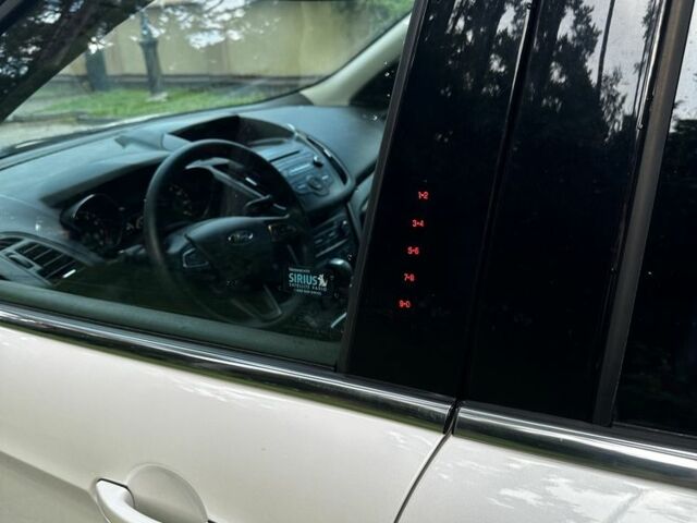 Белый Форд Эскейп, объемом двигателя 1.5 л и пробегом 137 тыс. км за 10800 $, фото 2 на Automoto.ua