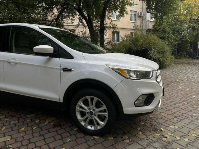 Белый Форд Эскейп, объемом двигателя 2 л и пробегом 64 тыс. км за 14500 $, фото 3 на Automoto.ua