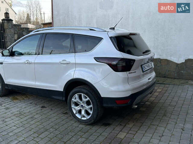 Белый Форд Эскейп, объемом двигателя 2 л и пробегом 217 тыс. км за 11900 $, фото 3 на Automoto.ua