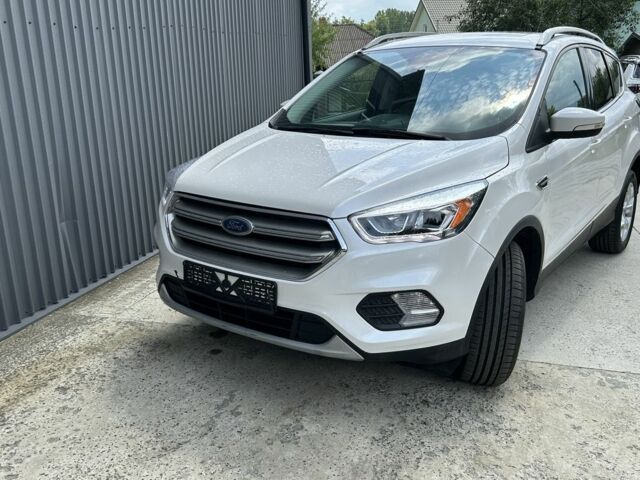 Белый Форд Эскейп, объемом двигателя 2 л и пробегом 216 тыс. км за 11900 $, фото 7 на Automoto.ua