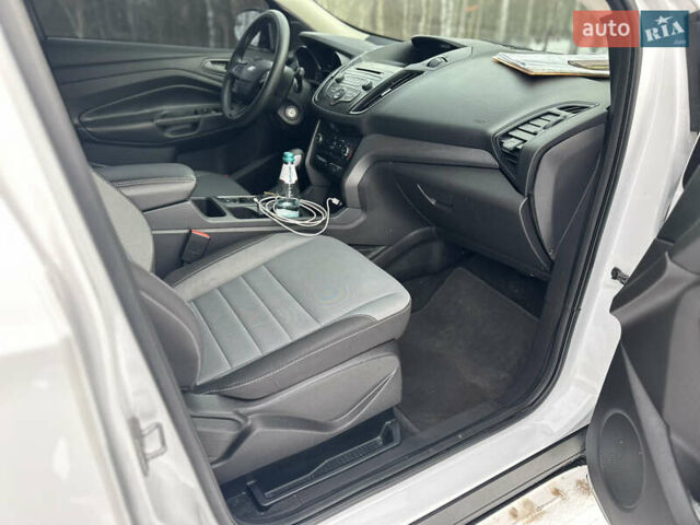 Белый Форд Эскейп, объемом двигателя 2.5 л и пробегом 312 тыс. км за 10500 $, фото 5 на Automoto.ua