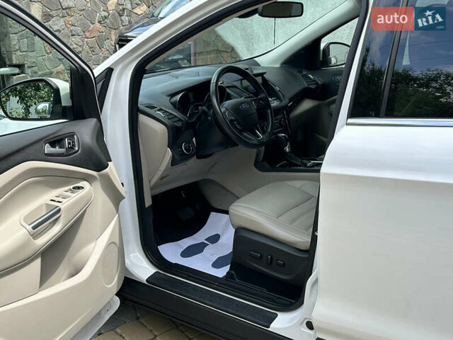 Белый Форд Эскейп, объемом двигателя 2 л и пробегом 217 тыс. км за 11900 $, фото 24 на Automoto.ua