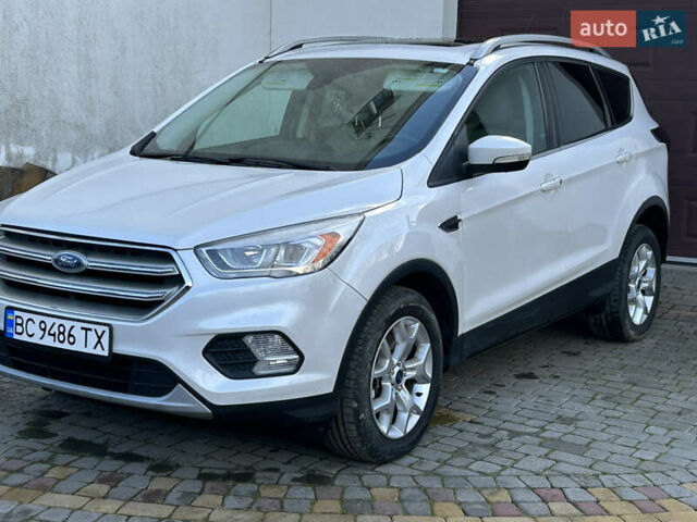 Белый Форд Эскейп, объемом двигателя 2 л и пробегом 217 тыс. км за 11900 $, фото 15 на Automoto.ua