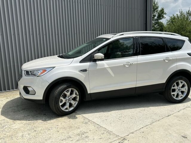 Белый Форд Эскейп, объемом двигателя 2 л и пробегом 216 тыс. км за 11900 $, фото 1 на Automoto.ua