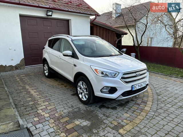 Белый Форд Эскейп, объемом двигателя 2 л и пробегом 217 тыс. км за 11900 $, фото 1 на Automoto.ua