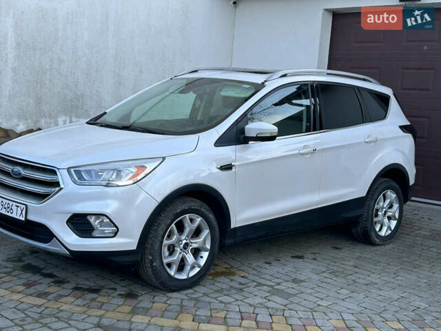 Белый Форд Эскейп, объемом двигателя 2 л и пробегом 217 тыс. км за 11900 $, фото 16 на Automoto.ua